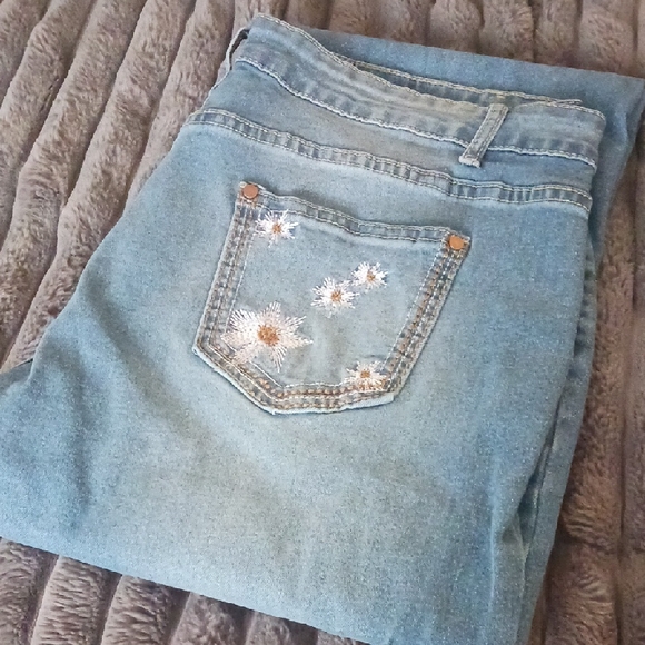 NEW!Embroidered Daisies Hippie Ankle Split Flood Blue Jeans XXL NEW never Worn! - Picture 2 of 7